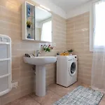 公寓 Comfy With Shared Pool 比比翁