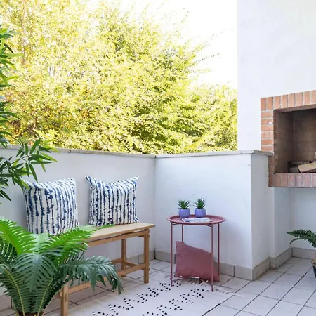 Comfy With Shared Pool Apartament *
