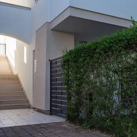 Comfy With Shared Pool Apartament *