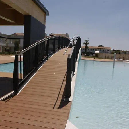 Poolside Views From Comfy شقة